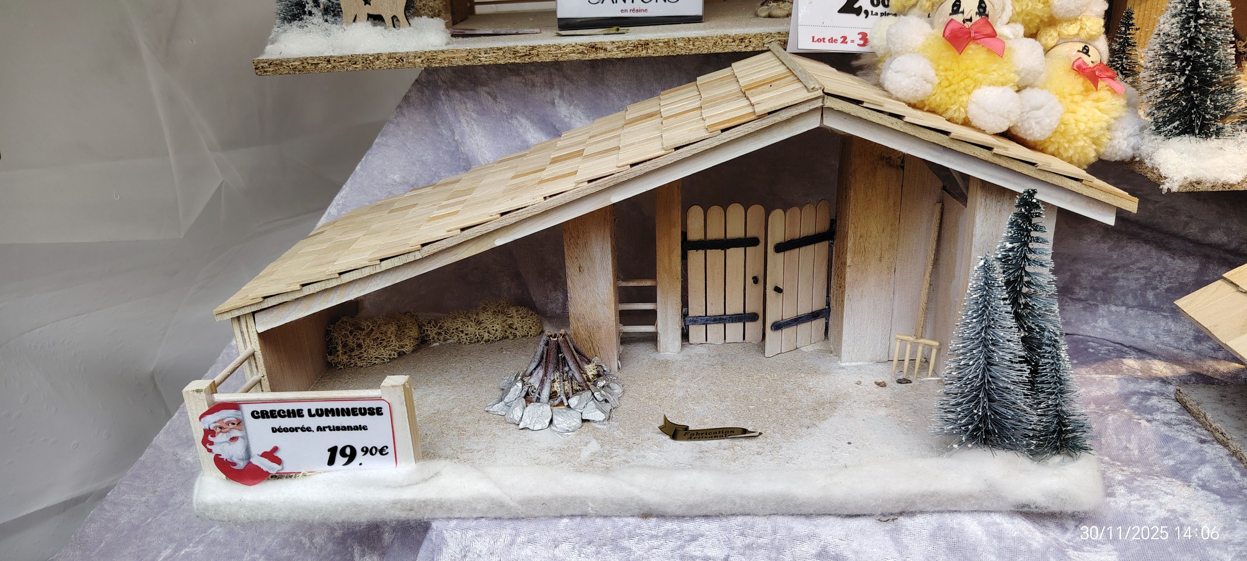 CRÈCHE DE NOËL EN BOIS LUMINEUSE - DÉCORÉE - 25cm