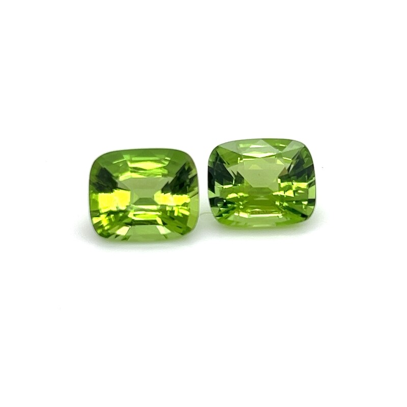 12.09 ct./2 Перидот природный кушон/ Natural peridot cushion (арт. 0406)