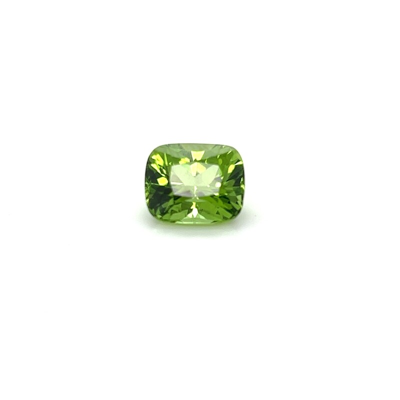 5.67 ct. Перидот природный кушон/ Natural peridot cushion (арт. 0403)
