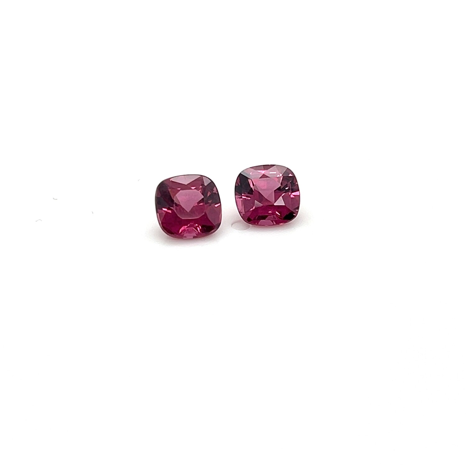 2.88 ct./2 Гранат природный розово-красный кушон/ Natural pinkish-red garnet cushion (арт. 0394)