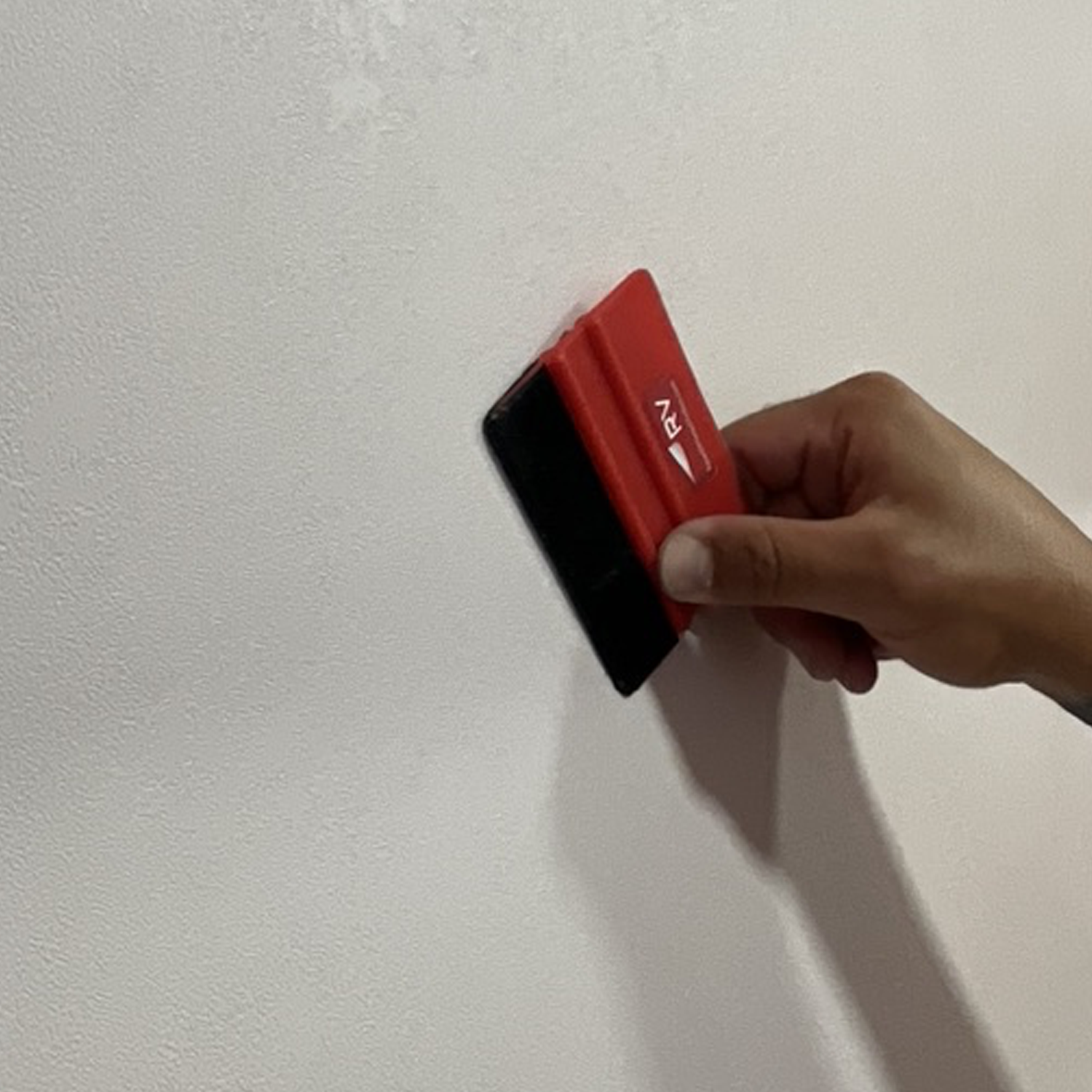 Espátula Roja de Plástico Suave para Instalación de Revestimiento Vinílico