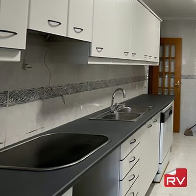 Hormigón piedra gris oscuro Vinilo RVKM1005