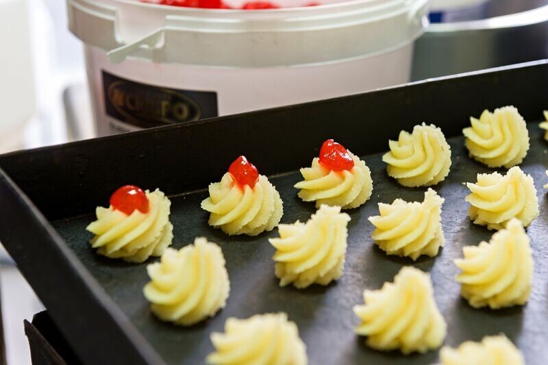 Dolci di Mandorla con Ciliegia Rossa