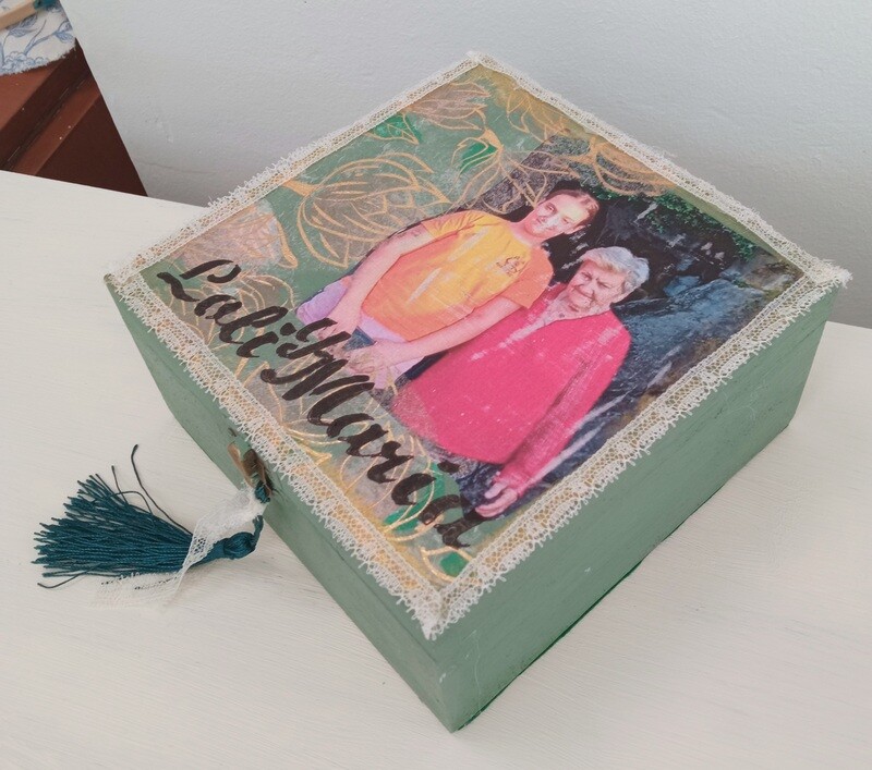 CAJA PINTADA Y DECORADA