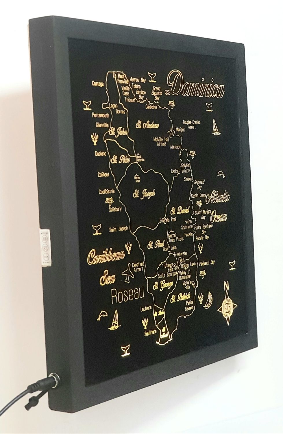 Carte LED en verre noir de l&#39;île des Caraïbes de la DOMINIQUE, Tailles des cartes :: Medium 450mm (17-3/4) w x 505mm (19-7/8&quot;) h