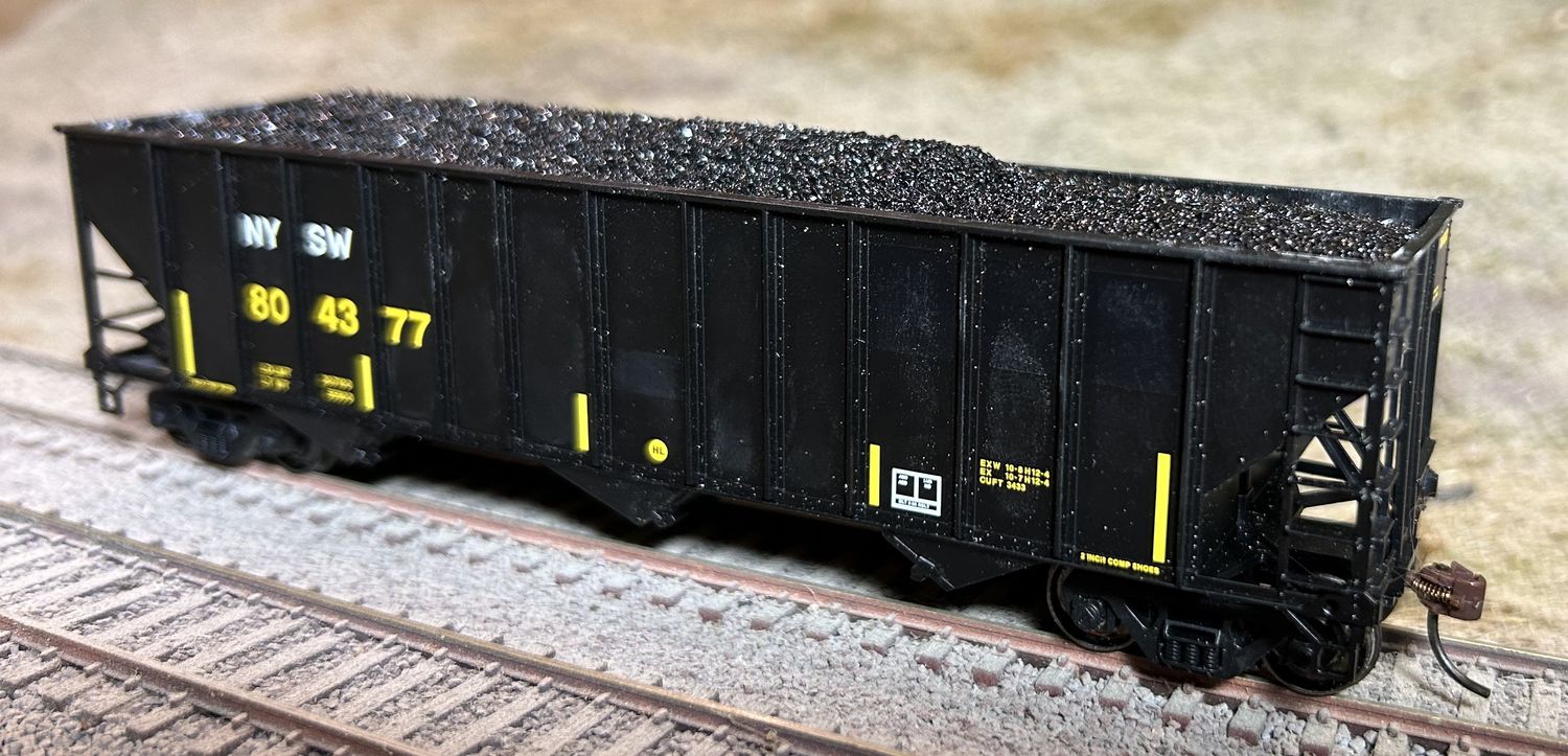 HO - Bowser 100 Ton 3-Bay Hopper - Flood Type Coal Loads