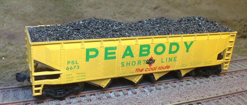HO - Athearn Quad Hopper - Coal Loads