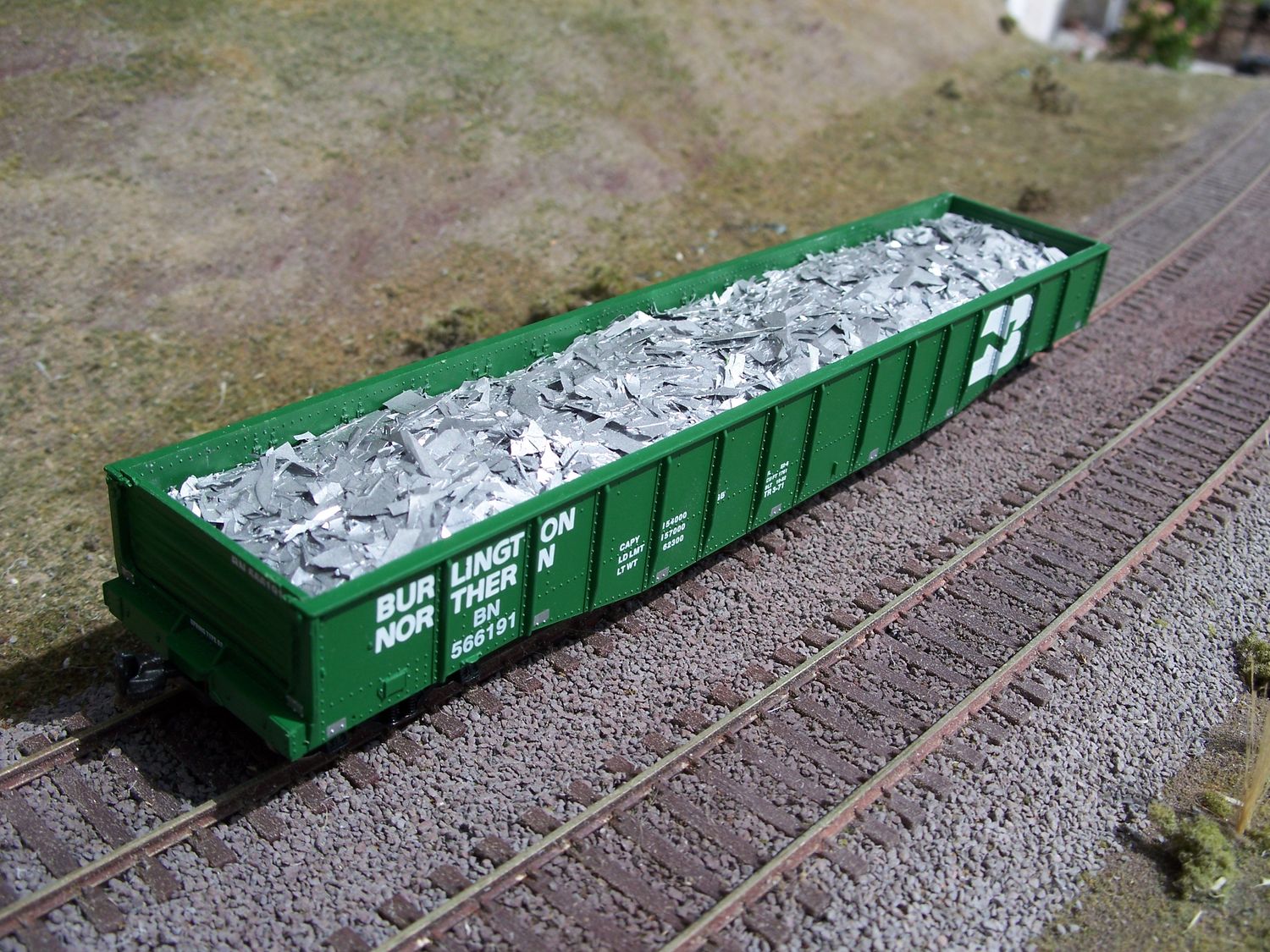 HO - Walthers/Proto 53&#39; Gondola - Scrap Aluminum Load