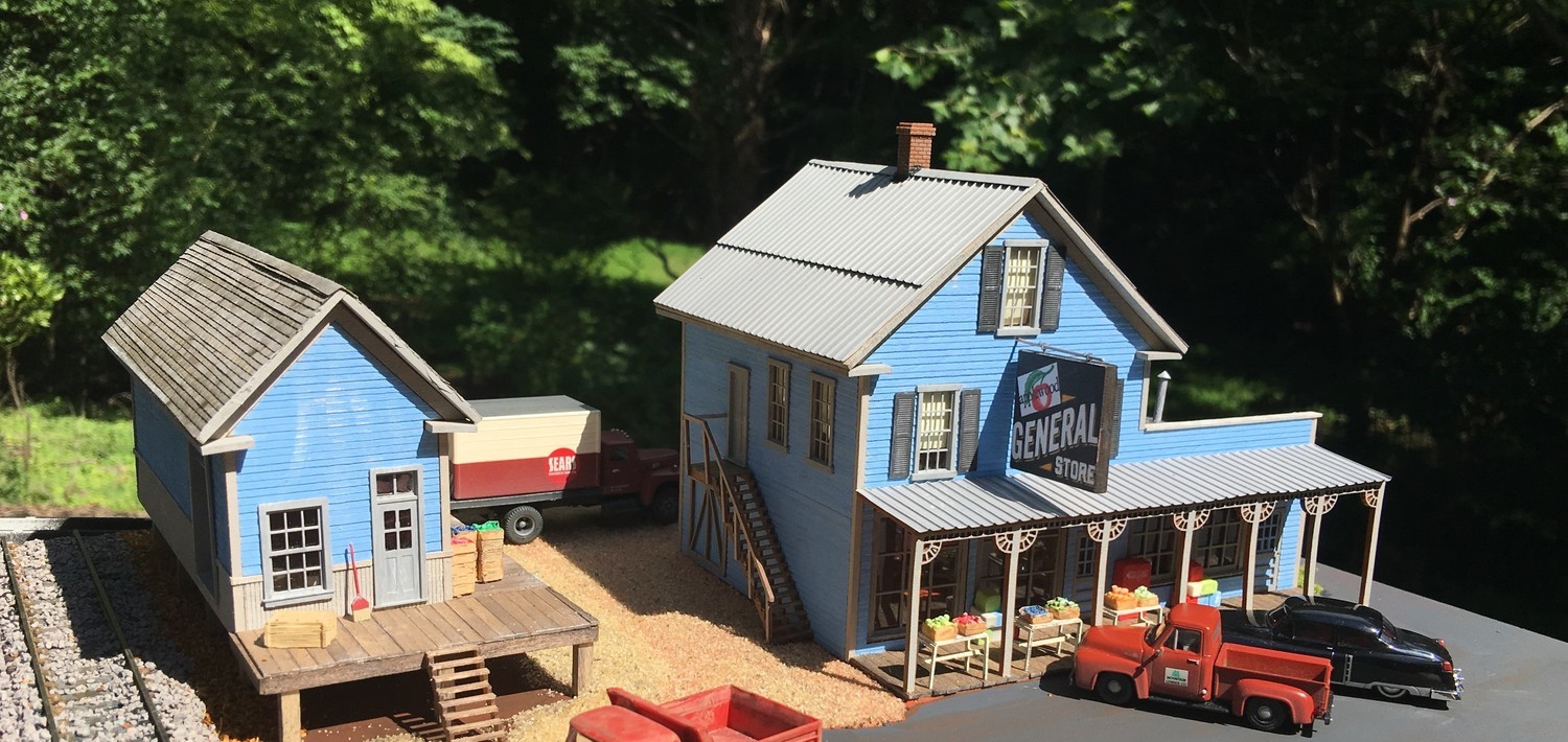 HO - Applewood General Store with Freight Depot