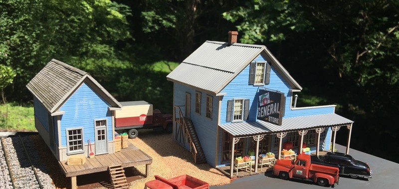 HO - Applewood General Store with Freight Depot