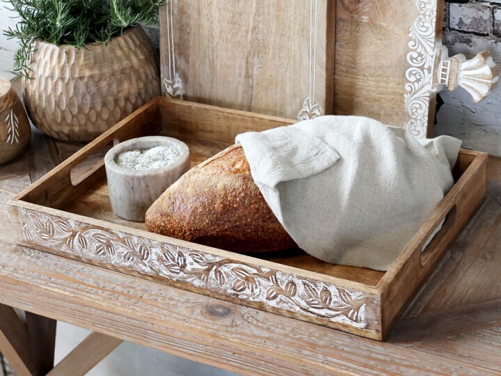 Tablett in Holz m. Schnitzereien
H5,5/L45/B30,5 cm natur