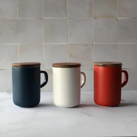 Becher mit Sieb und Holzdeckel