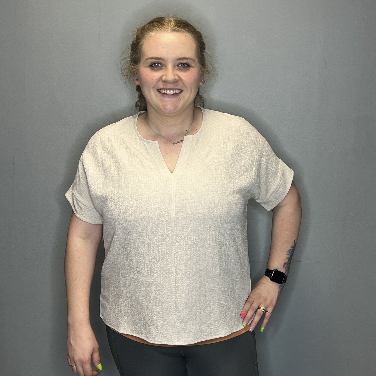WOVEN BUBBLE AIRFLOW SPLIT NECK TOP