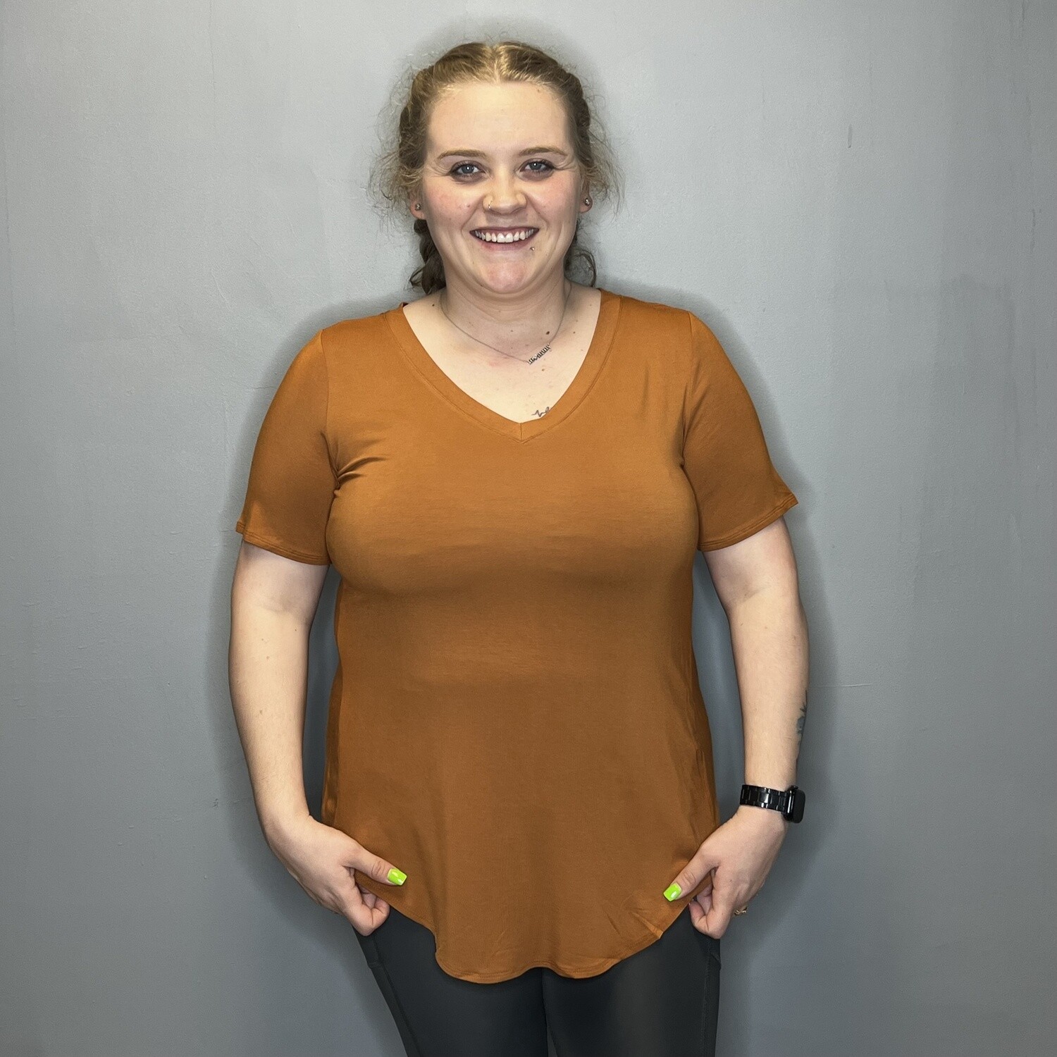 LUXE RAYON SHORT SLEEVE V-NECK HI-LOW HEM TOP