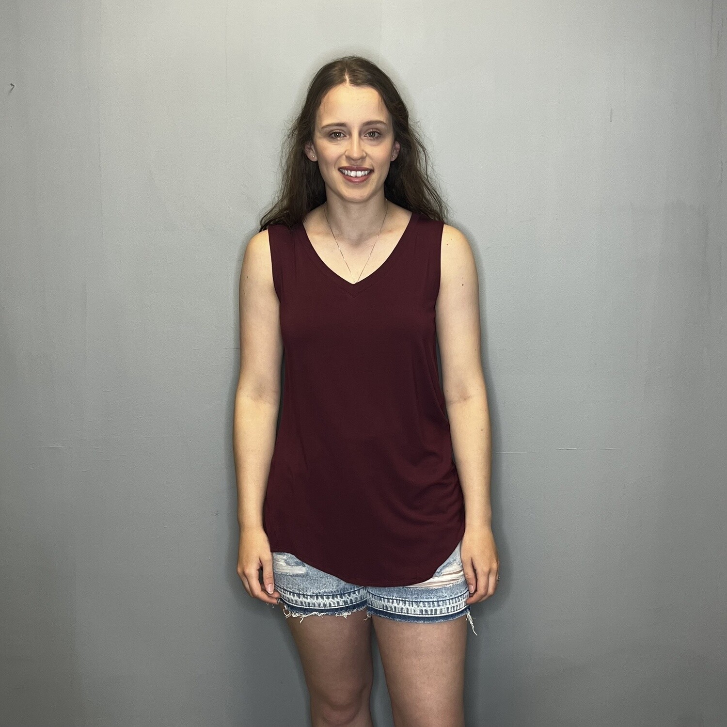 LUXE RAYON SLEEVELESS V-NECK HI-LOW HEM TOP