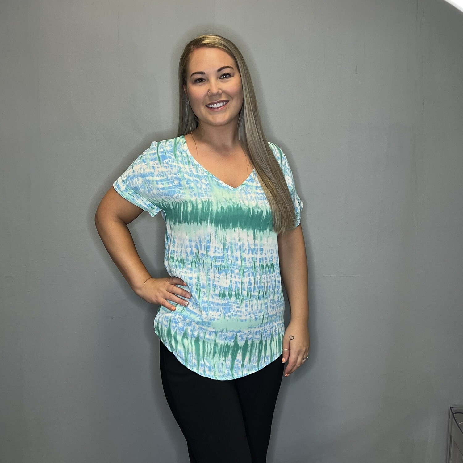 WOVEN PRINTED ROLLED SLEEVE V-NECK TOP