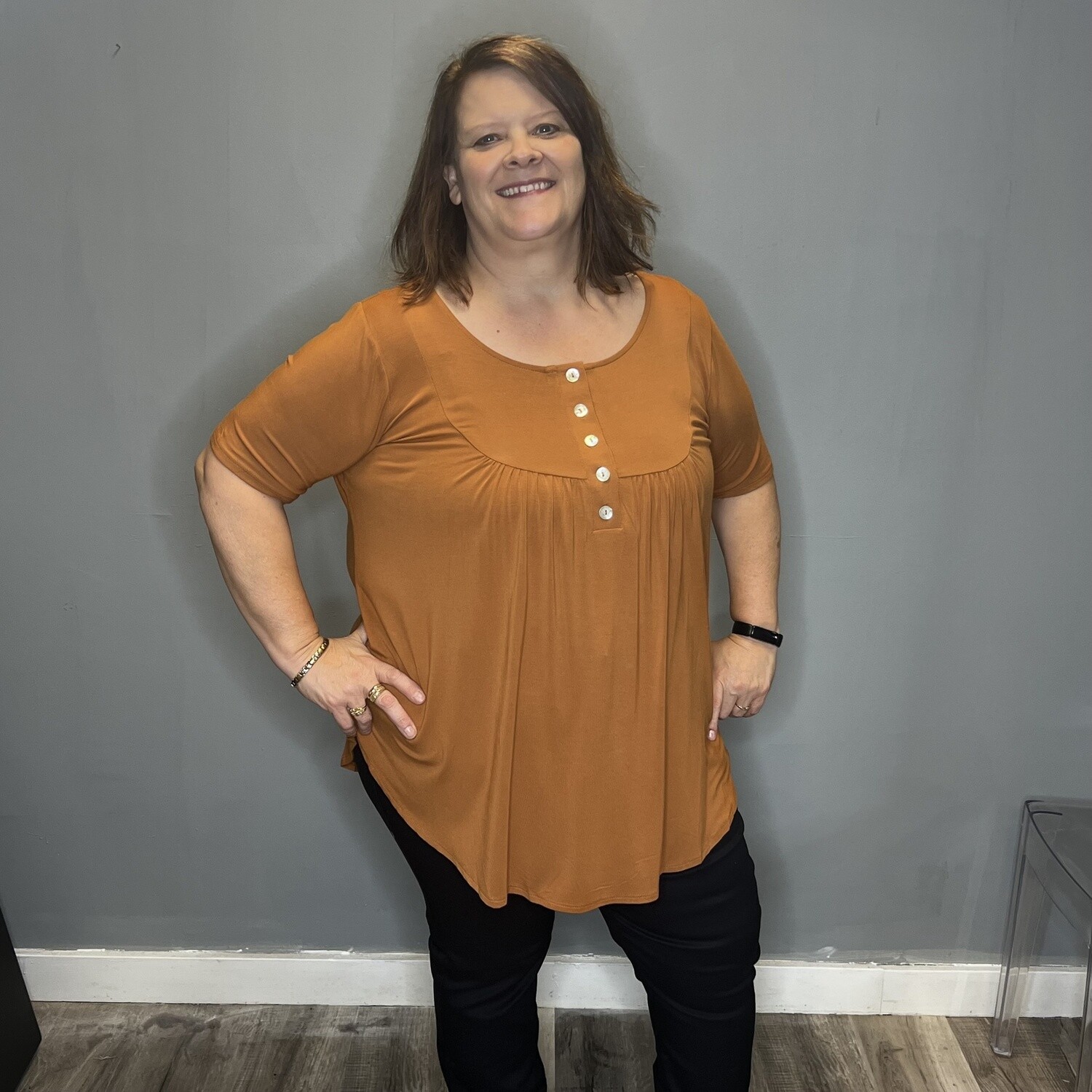 PLUS LUXE RAYON SHORT SLEEVE DOLPHIN HEM TOP