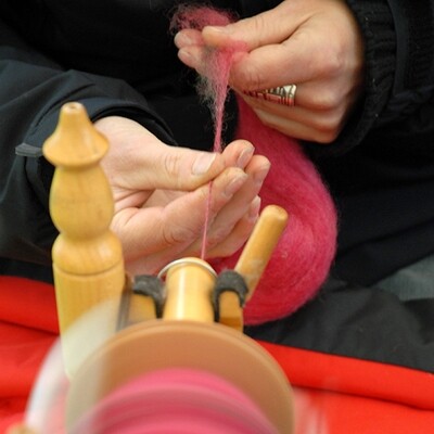spinning, spinning wheel, spinning yarn demo