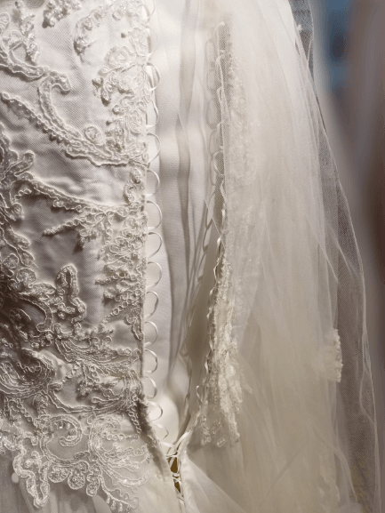 Brautkleid in Creme und Rückenverschluss Brautkleid in Creme und Rückenverschluss