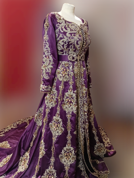 Ein traditionell marokkanisches Kleid in Lila Ein traditionell marokkanisches Kleid in Lila