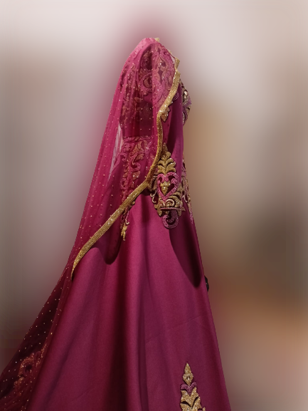 Dunkelrotes traditionell marokkanisches Kleid Dunkelrotes traditionell marokkanisches Kleid