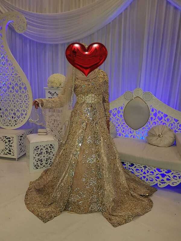 Ein goldfarbenes Brautkleid