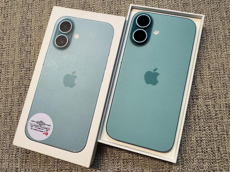 iPhone 16 Teal