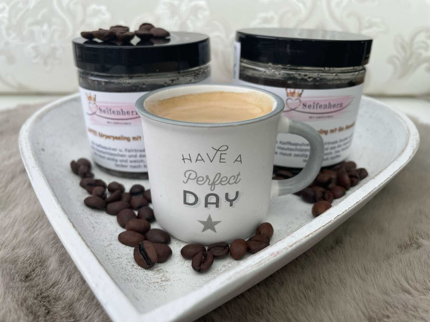 Kaffee Bodyscrub Körperpeeling mit Bio Mandelöl Kaffee Bodyscrub Körperpeeling mit Bio Mandelöl