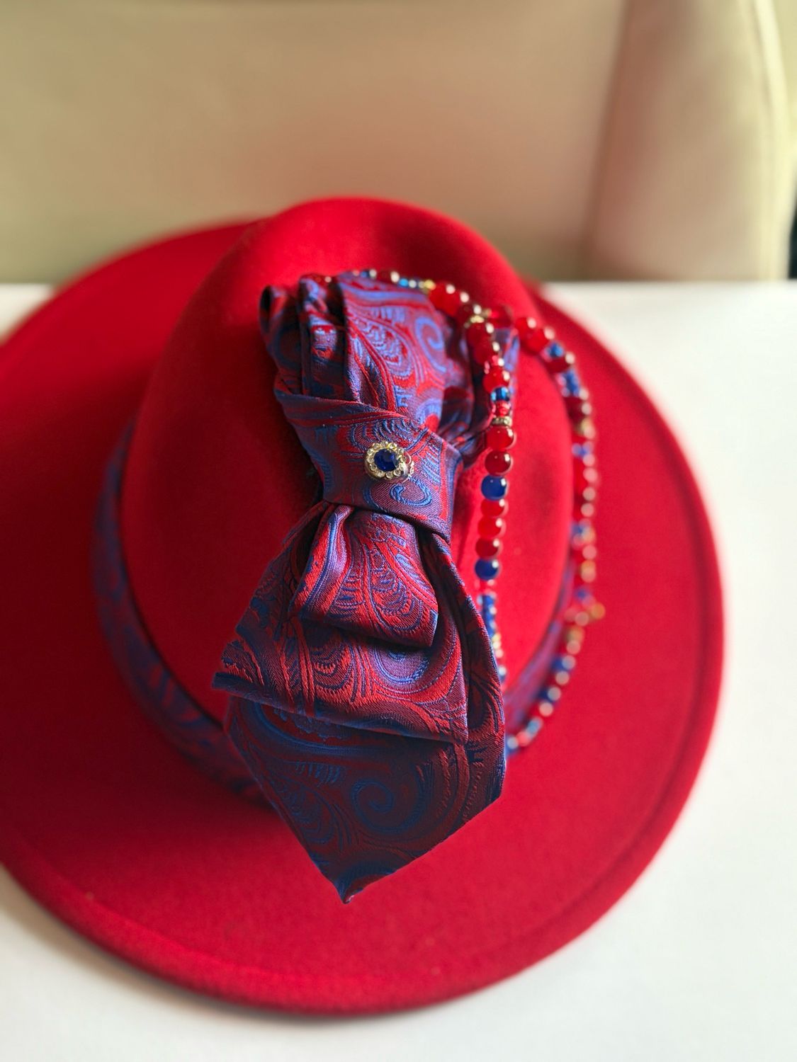 Simple Elegant Fedora And Necklace Tie Red/Blue