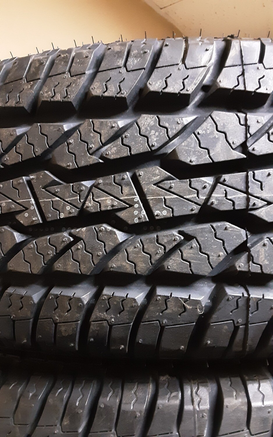 Set of 4 New 2256517 102T Maxxis Bravo AT-771
