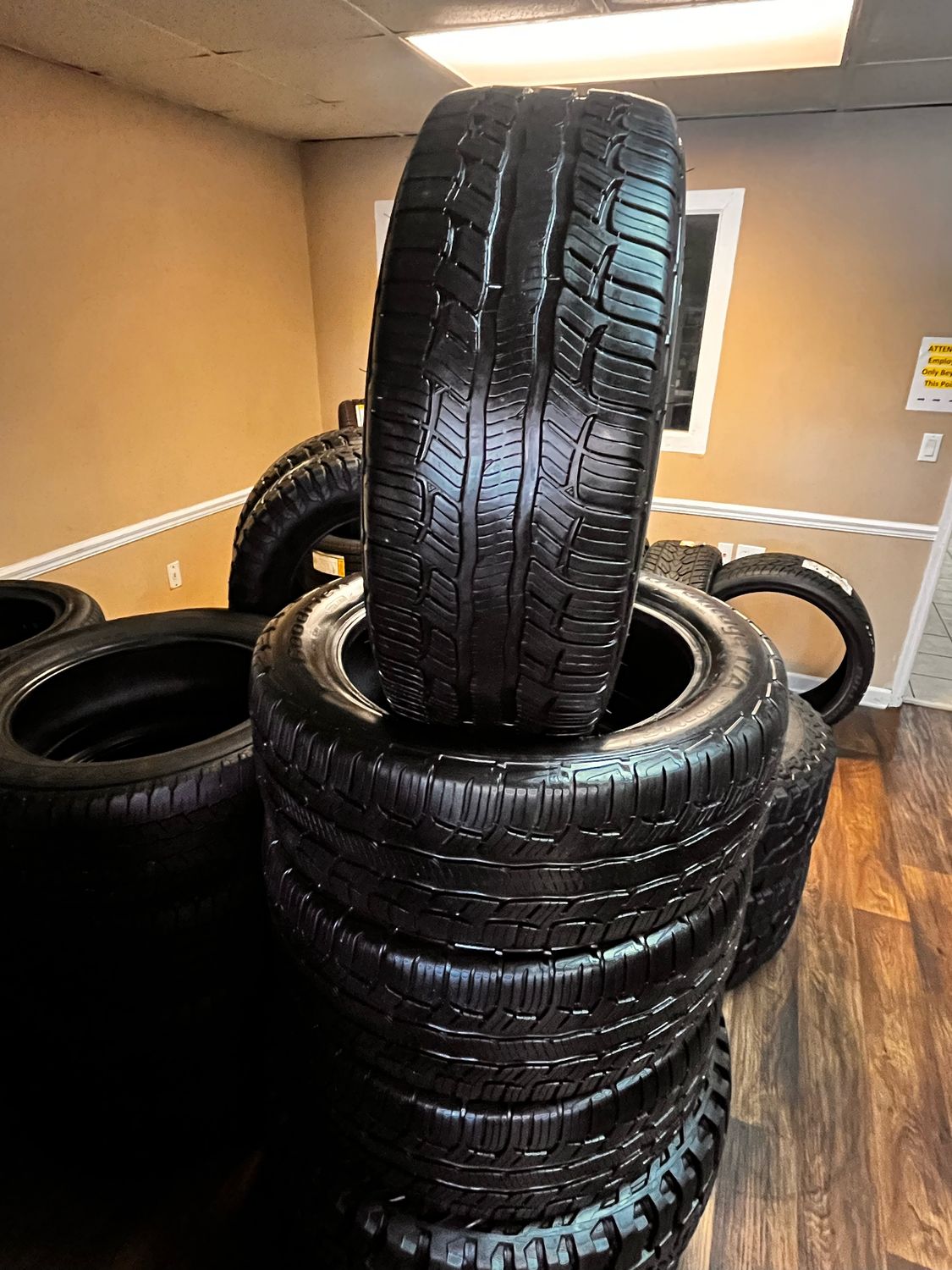 SET OF 4 LIKE NEW USED 2555020 109H BF GOODRICH ADVANTAGE T/A XL