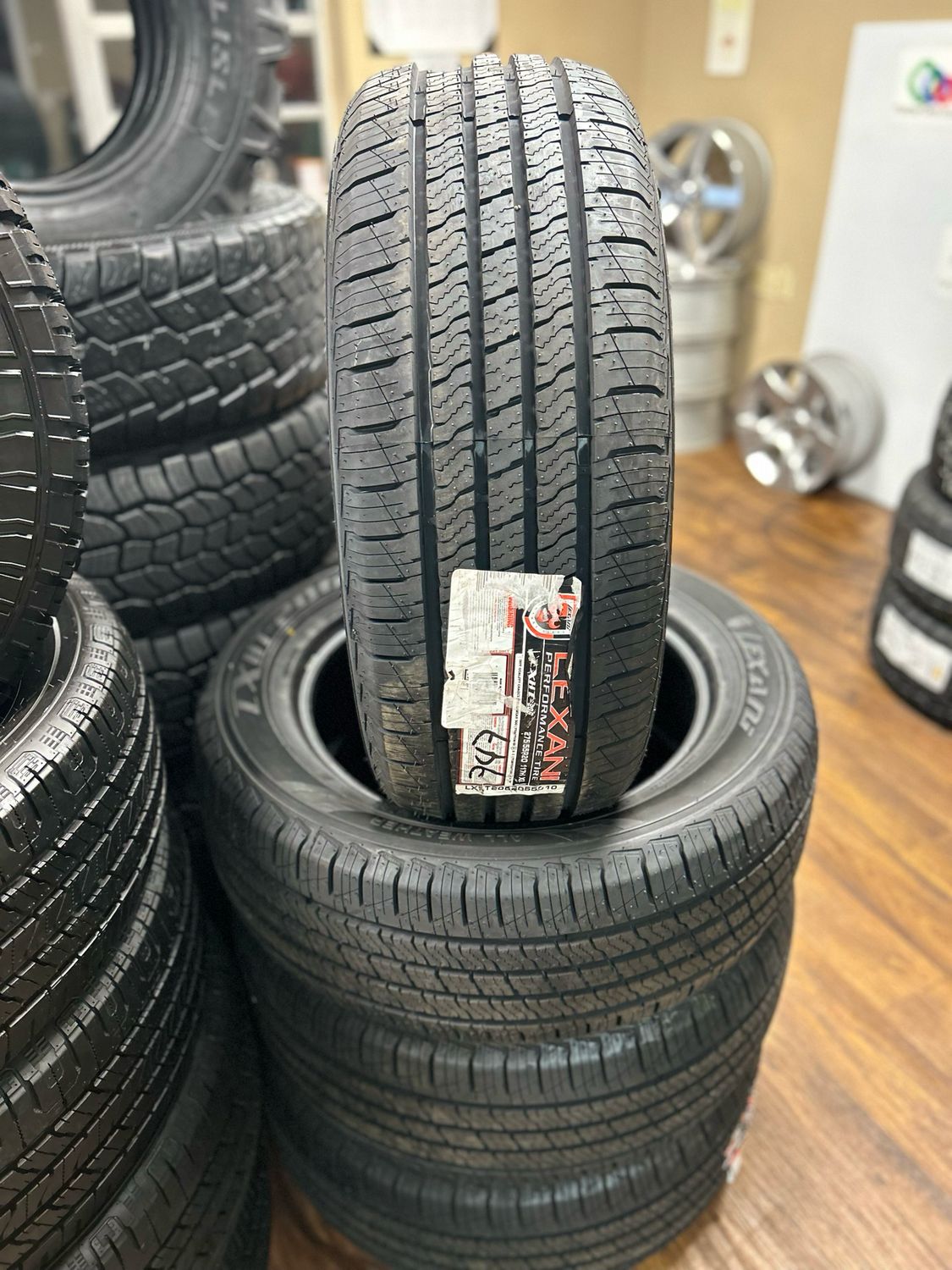 1 SET OF 4 BRAND NEW 275/55R20 LEXANI LXHT 206 XL 117H