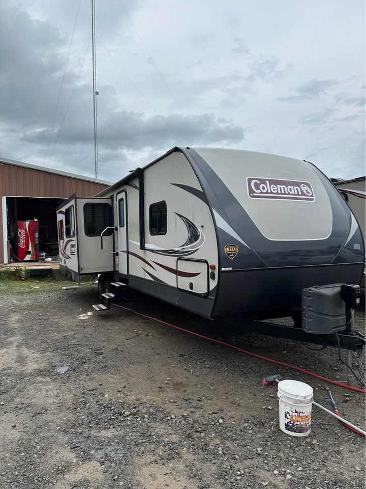 2018 Coleman Light 3045RLWE