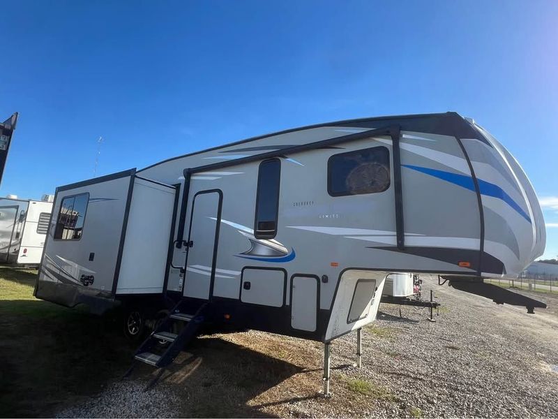 2019 Forest River Cherokee Arctic Wolf 285DRL4