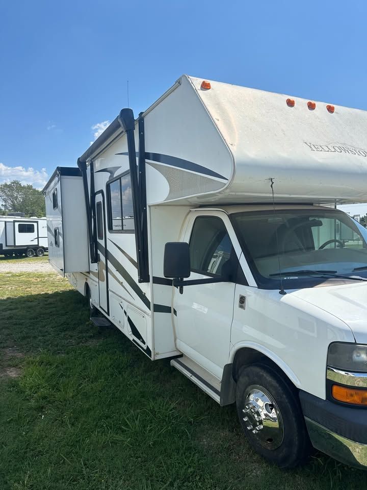 2008 Chevy Yellowstone with BUNKS!!! 2008 Chevy Yellowstone with BUNKS!!!