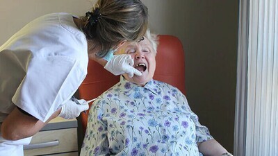 Hygiène buccodentaire chez la personne âgée et/ou en situation de handicap