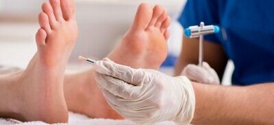 Hygiène, soins et surveillance des pieds du sujet âgé