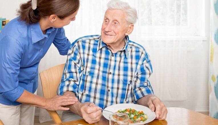 Accompagner la personne âgée à domicile - Alimentation et aide au repas