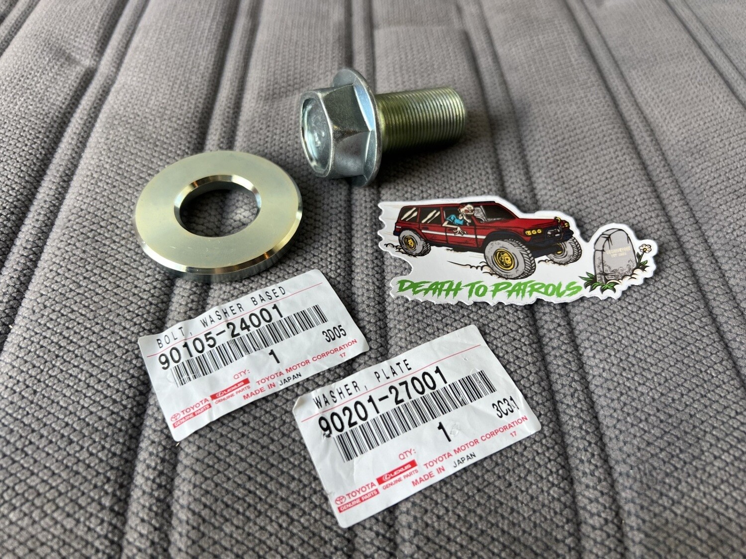 Genuine Toyota 1HD-FT/1HD-FTE Harmonic Balancer Bolt and Washer