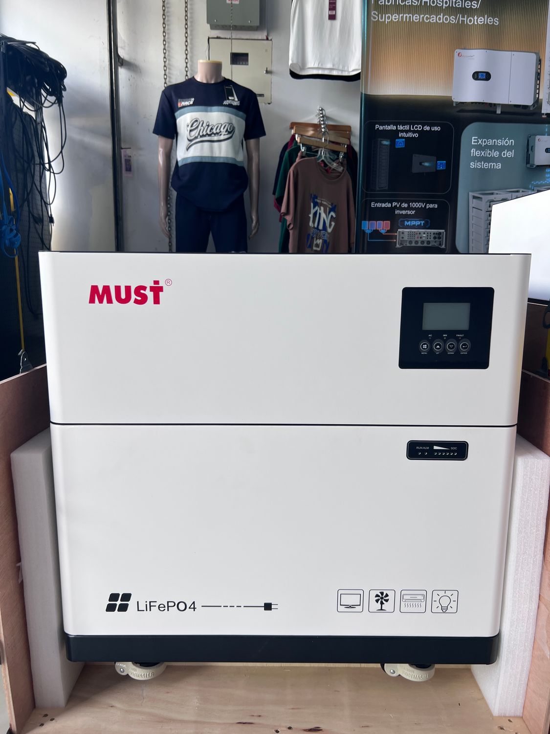 Sistema 2 en 1 marca MUST con Inversor 24v 3kw 110/220v Batería 24v 300ah (7,6 kw/h)