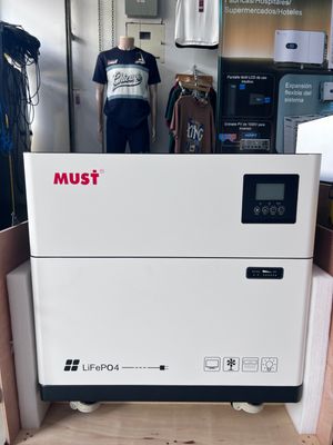 Sistema 2 en 1 marca MUST con Inversor 24v 3kw 110/220v Batería 24v 300ah (7,6 kw/h)