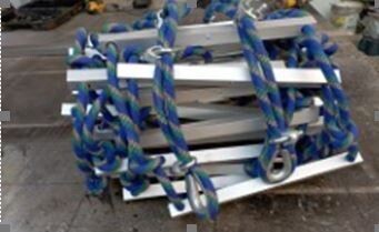Escalera con pasos de aluminio y soga