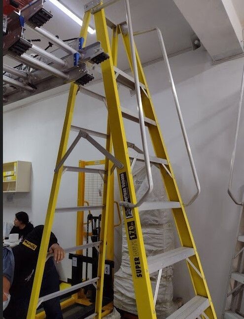 Escalera tipo plataforma de fibra de vidrio