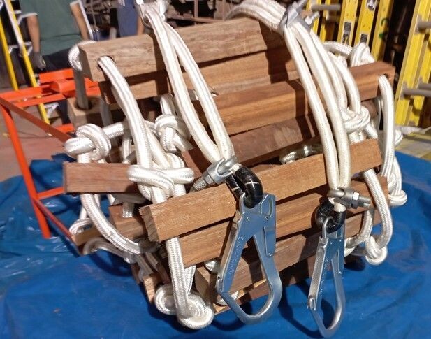 Escalera con pasos de madera y soga