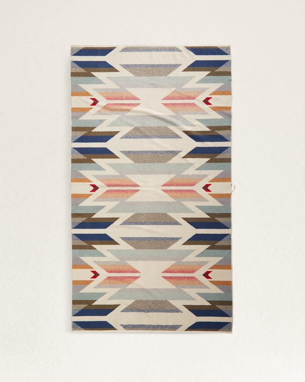 XB233-53555 PENDLETON OVERSIZED JACQUARD TOWEL - WHITE SANDS