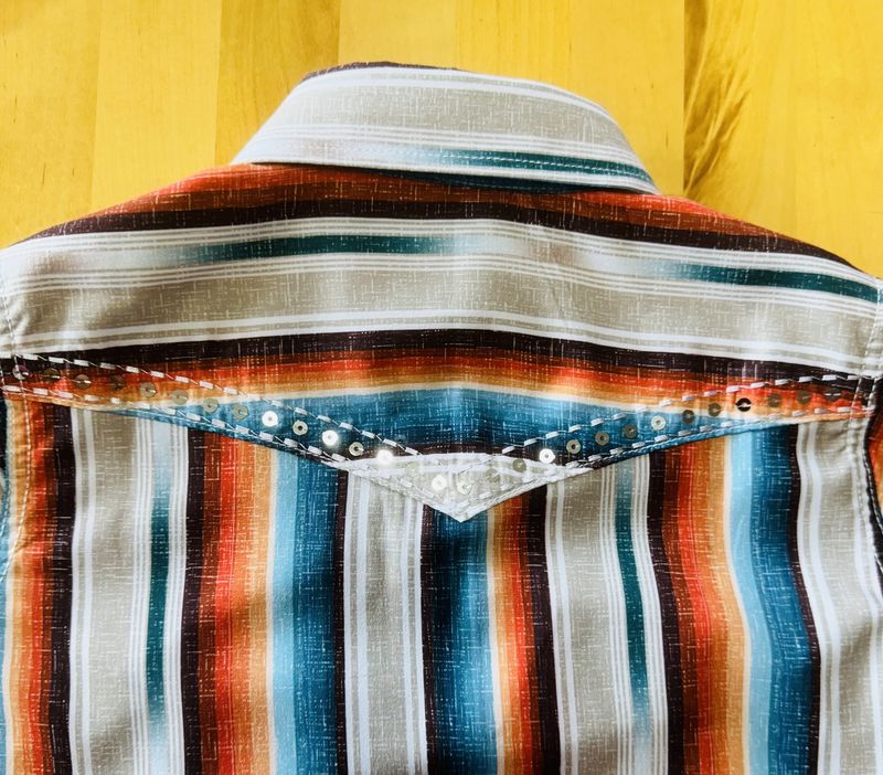 425549 COWGIRL HARDWARE SERAPE L/S SNAP