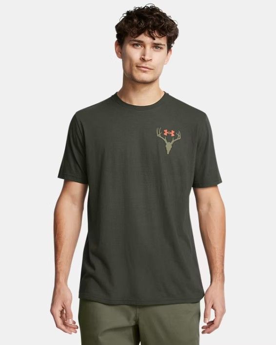 1386781-310 MEN&#39;S UNDER ARMOUR WHITE TAIL SHORT-SLEEVE GRAPHIC T-SHIRT