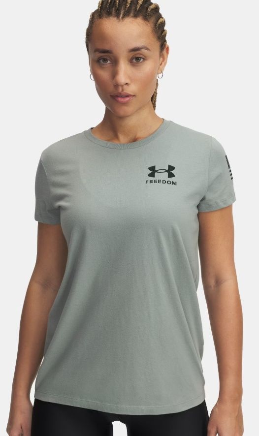 1370814-348 WOMEN&#39;S UNDER ARMOUR FREEDOM FLAG SHORT-SLEEVE TEE - SILICA GREEN &amp; BLACK