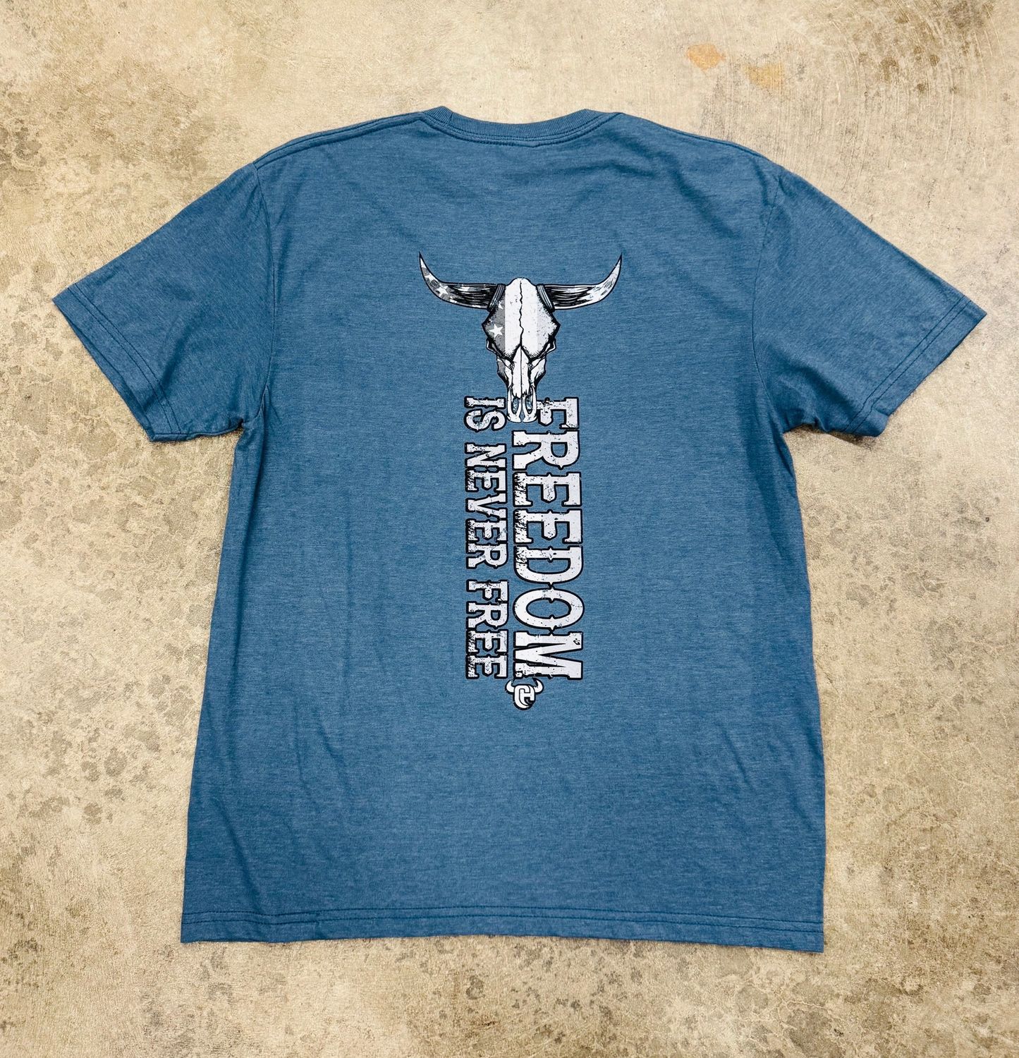 130803-400 MEN&#39;S COWBOY HARDWARE &quot;FREEDOM IS NEVER FREE&quot; SHORT-SLEEVE GRAPHIC TEE
