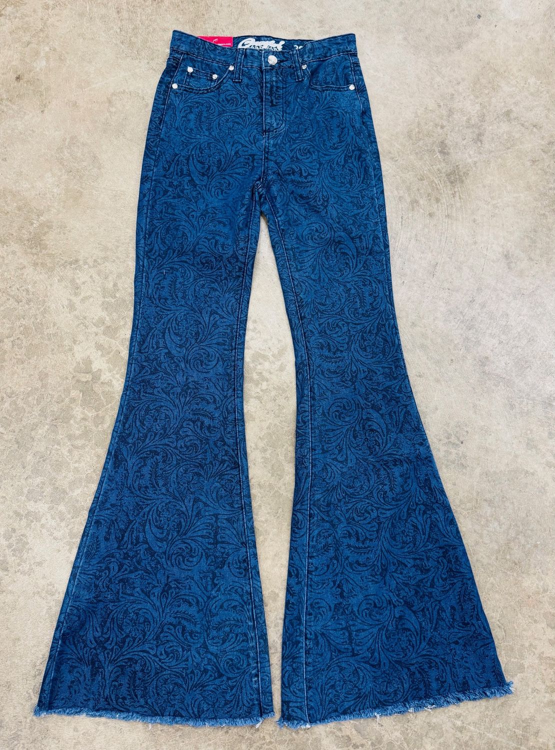 202237-450 WOMEN&#39;S COWGIRL HARDWARE MEDIUM WASH TOOLED PRINT JEAN